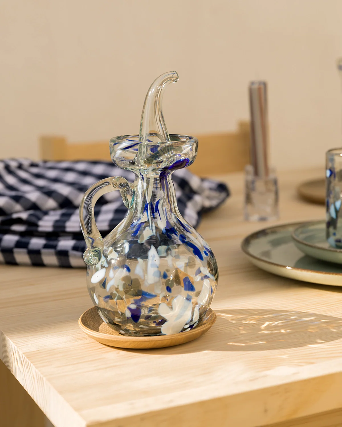 Alaró hand-blown glass oil bottle - Image 4
