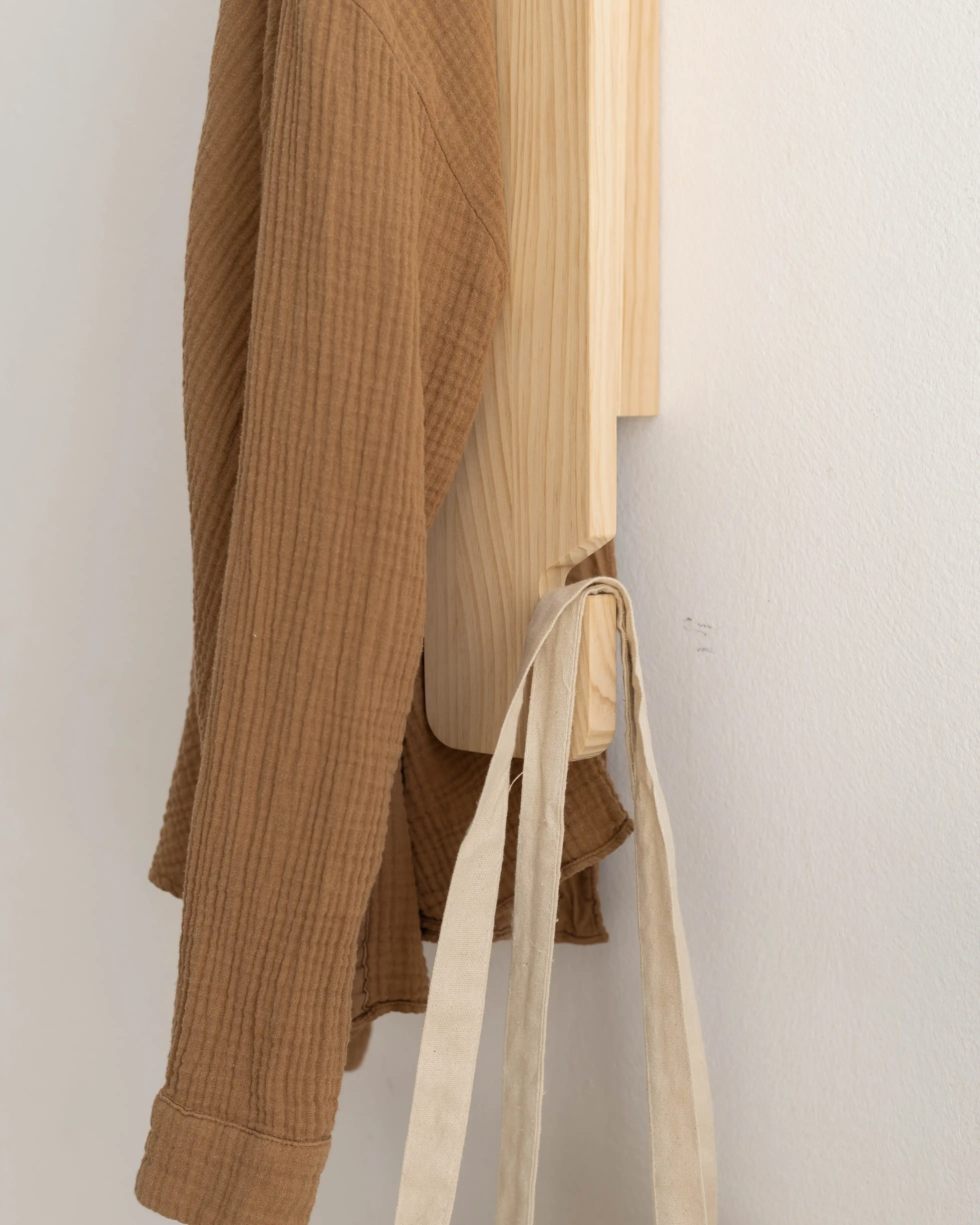 Wall coat rack Saona in solid pine wood 100 cm - Image 4