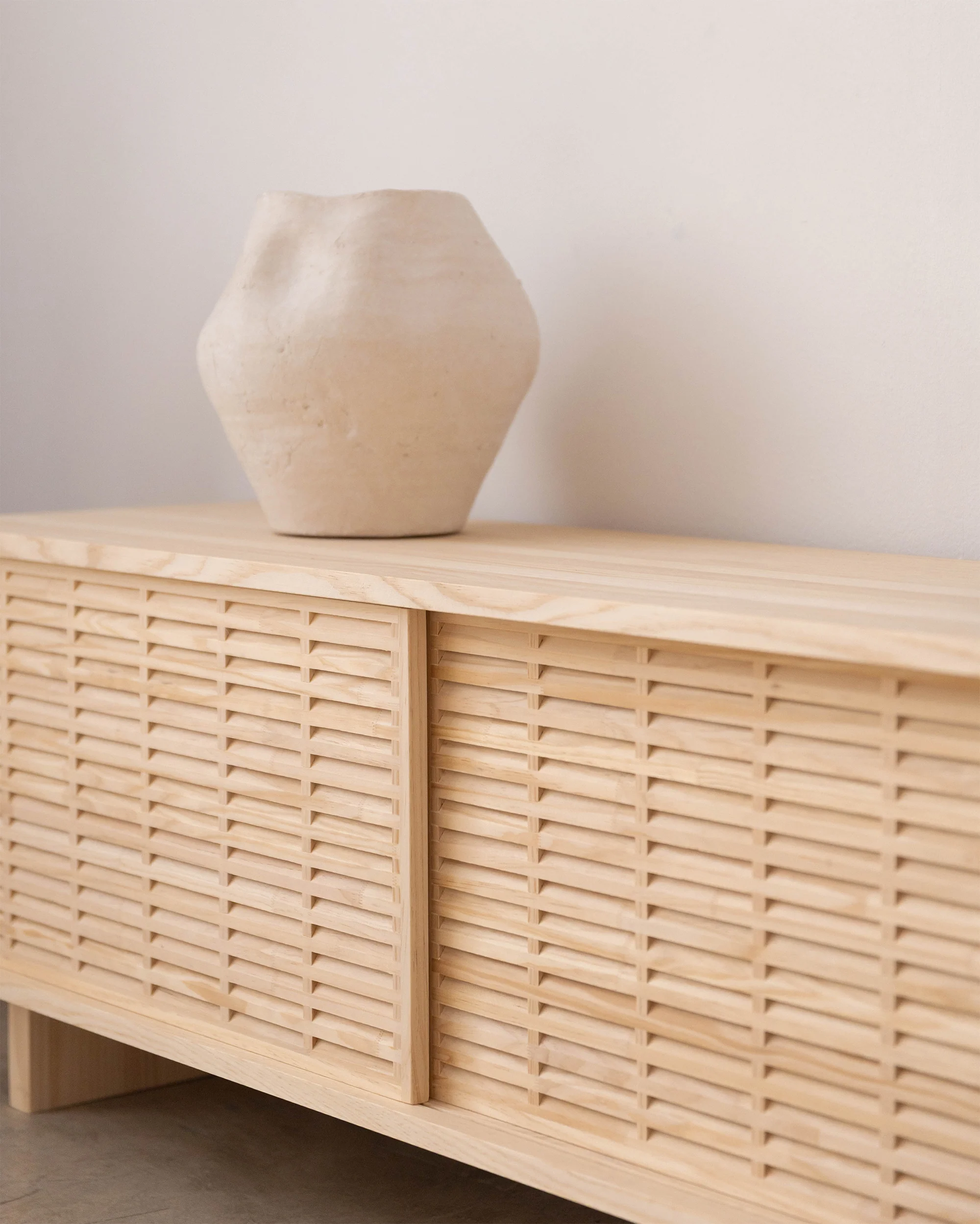 Mitjana TV stand of pine with 3 mallorquina doors 180 cm - Image 4
